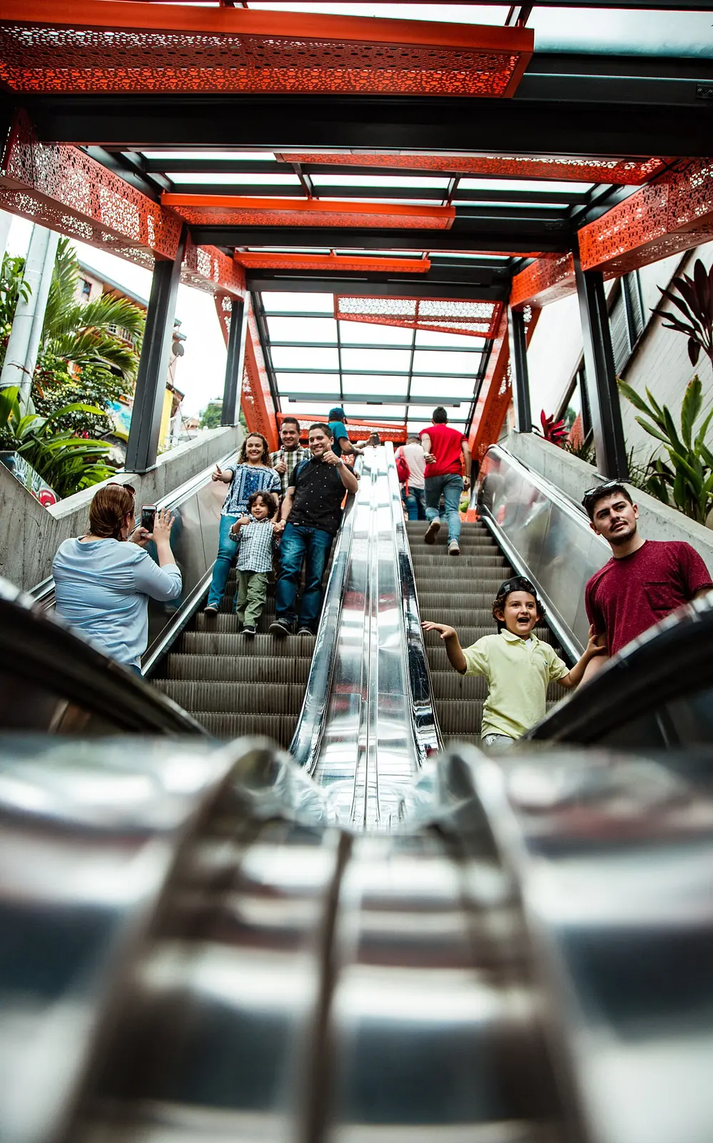 Escaleras eléctricas al aire libre en la Comuna 13 San Javier, Medellín