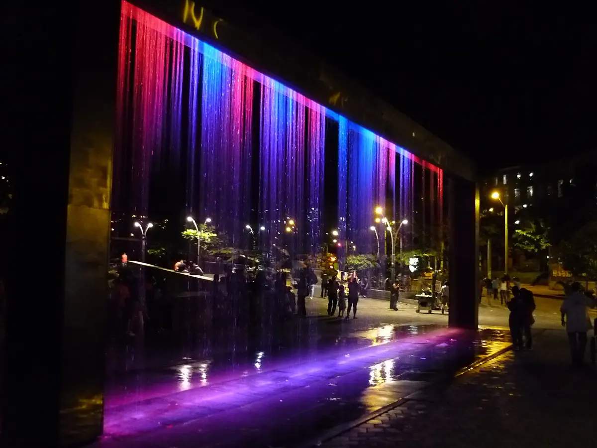 Fuente de agua del Parque Bicentenario cerca de Villa Hermosa, Medellín